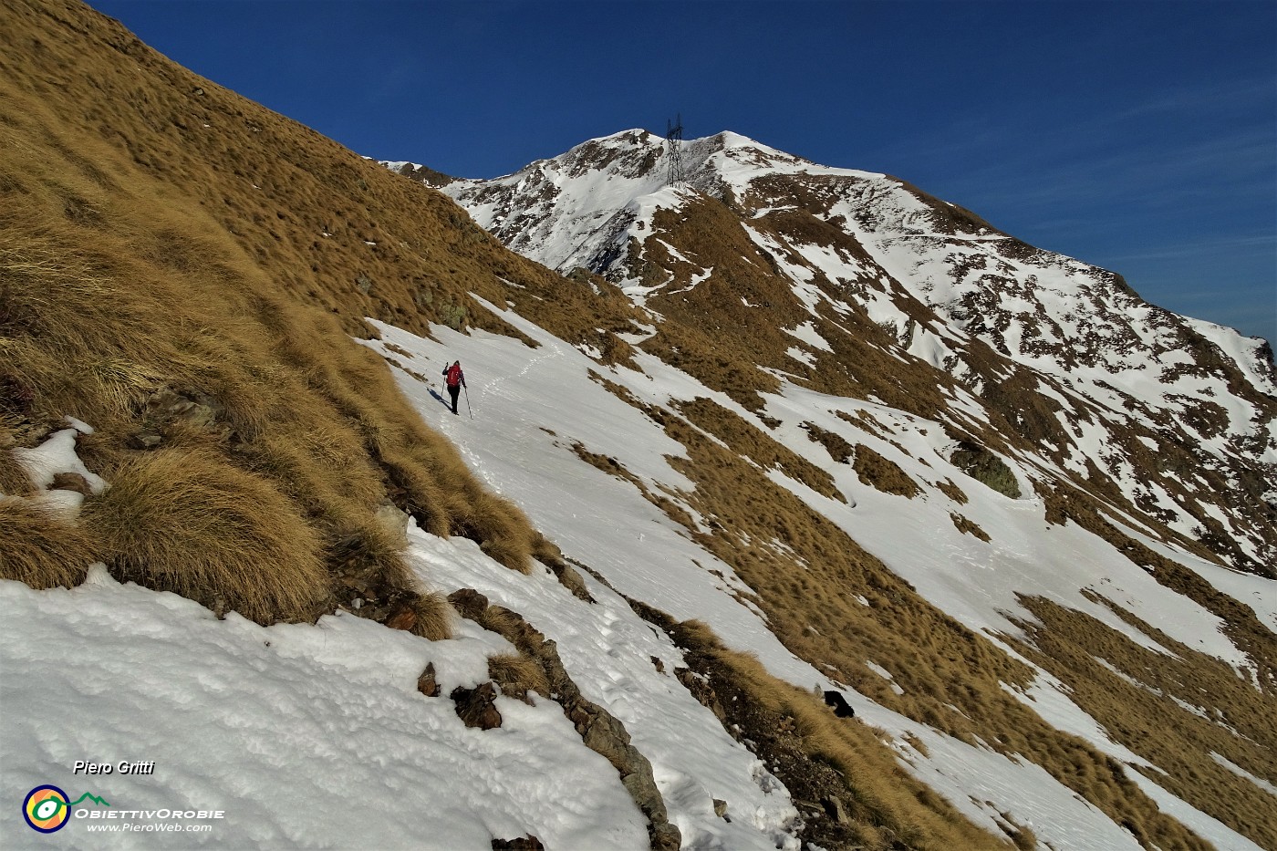 55 Salendo al Passo di Salmurano (2017 m) sul Sentiero delle Orobie 101.JPG